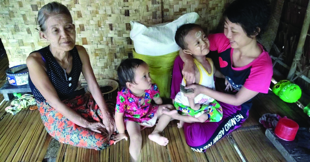 A Myanmar family consisting of two woman and two children.