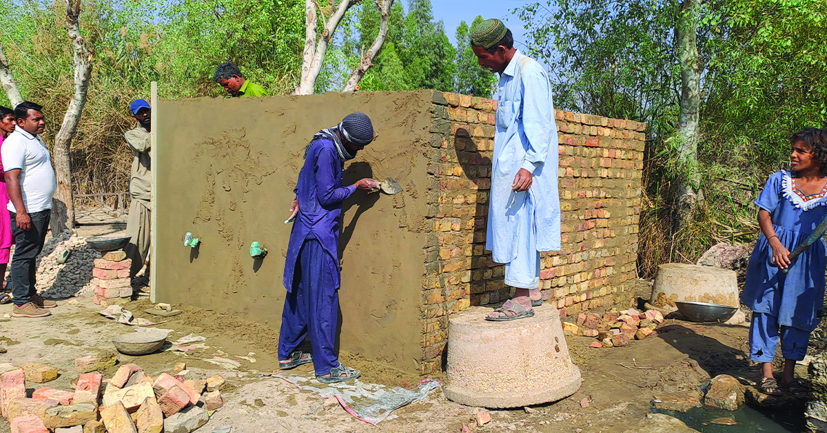 Two Pakistani villagers working on the construction of clean water.